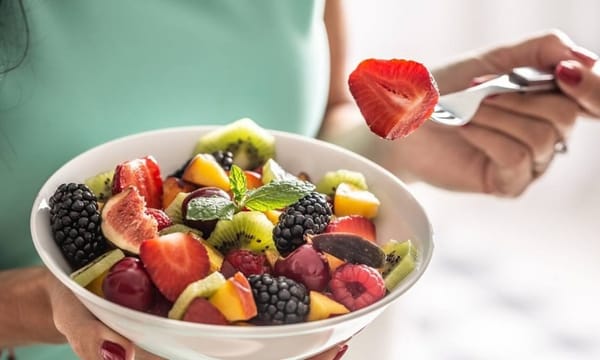 Vì sao không nên ăn trái cây thay cơm tối để giảm cân?